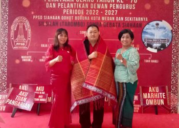 Bapak Dody Lukas, S.Th., M.M menerima Ulos dari Panitia PPSD Siahaan Dohot Boruna