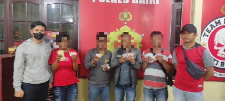 Jajaran Polres Dairi khususnya Sat Reskrim Polres Dairi bergerak cepat tangkap pemain Judi Jenis Domino Qiu Qiu di salah satu warung milik warga