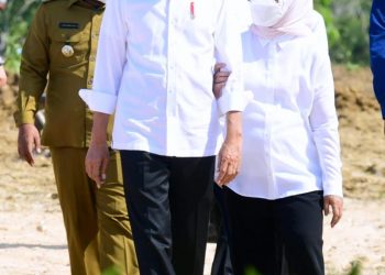 Presiden Joko Widodo didampingi Ibu Iriana Joko Widodo meluncurkan lumbung pangan (food estate) berbasis mangga dalam kunjungan kerjanya ke Kabupaten Gresik, Provinsi Jawa Timur