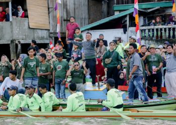 Lomba kebut perahu tradisional (penceran) Forum kades