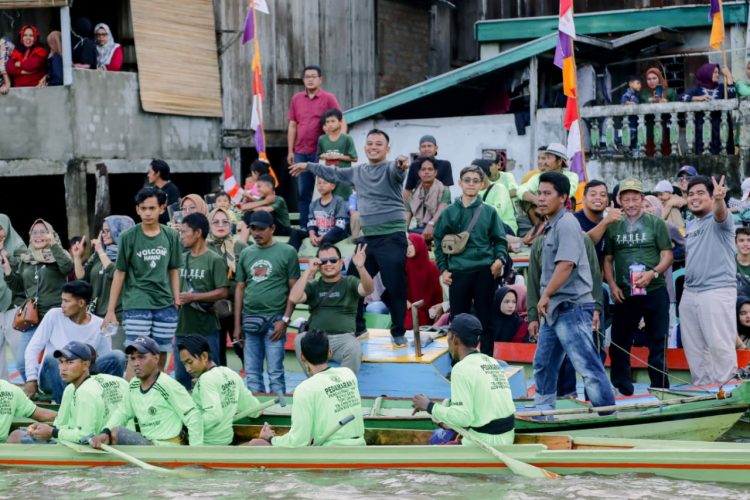 Lomba kebut perahu tradisional (penceran) Forum kades