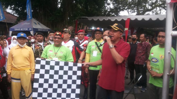 Kelurahan Karang Pucung Purwokerto Selatan mengelar jalan sehat bertabur puluhan Door prize