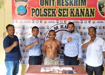 DSS (46) alias Dani warga Desa Hutagodang, Kecamatan Sei Kanan, Kabupaten Labuhanbatu Selatan ditangkap polisi dirumah kontrakan yang terletak di Dusun Aman Makmur, Desa Hajoran