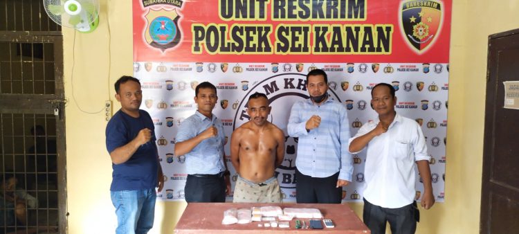 DSS (46) alias Dani warga Desa Hutagodang, Kecamatan Sei Kanan, Kabupaten Labuhanbatu Selatan ditangkap polisi dirumah kontrakan yang terletak di Dusun Aman Makmur, Desa Hajoran