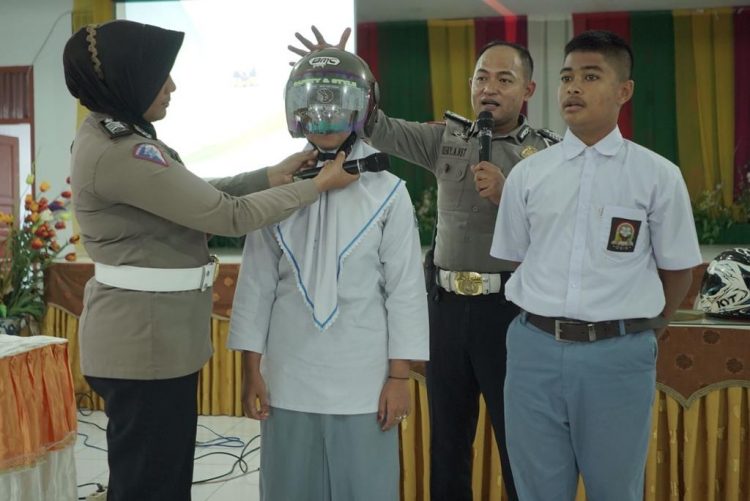 Polisi lalulintas (Polantas) Polres Lhokseumawe melaksanakan kegiatan "Saweu Sikula" ke SMK Negeri 3 Lhokseumawe