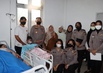 Kapolres Dairi, AKBP Wahyudi Rahman memberikan kejutan kepada ibu - ibu yang melahirkan yang ada di beberapa rumah sakit umum