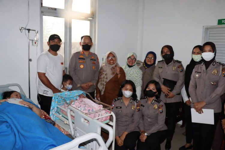 Kapolres Dairi, AKBP Wahyudi Rahman memberikan kejutan kepada ibu - ibu yang melahirkan yang ada di beberapa rumah sakit umum