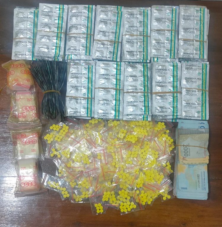 Ratusan lembar obat terlarang disita petugas Sat Res Narkoba Polresta Banyumas dari sebuah kios seluler