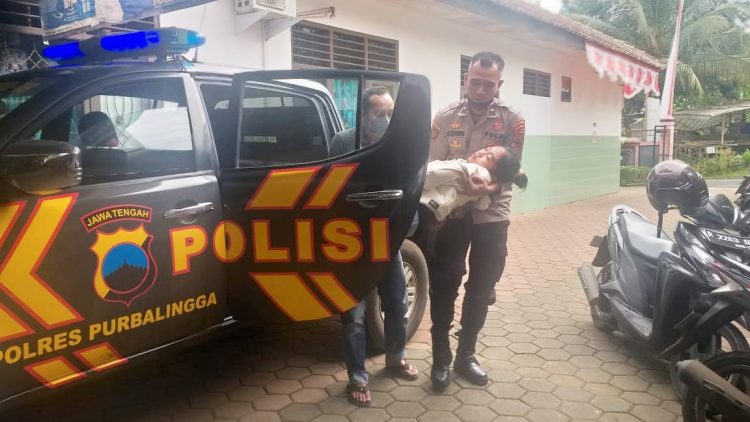 Seorang perempuan ditemukan pingsan di depan sebuah toko wilayah Desa/Kecamatan Pengadegan, Kabupaten Purbalingga