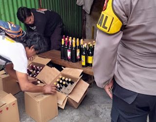 Unit Reserse Narkoba Polsek Kemayoran Jakarta Pusat menggelar operasi minuman keras (Miras)