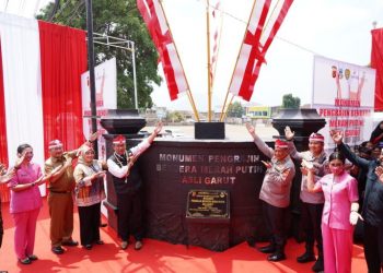 Vaksinasi sekaligus meresmikan Monumen Bendera Merah Putih yang berlokasi di Desa Leles