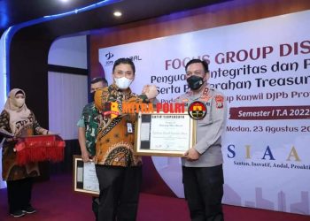 Polda Sumatera Utara menerima penghargaan "Treasury Ulos Award Semester I Tahun 2022"