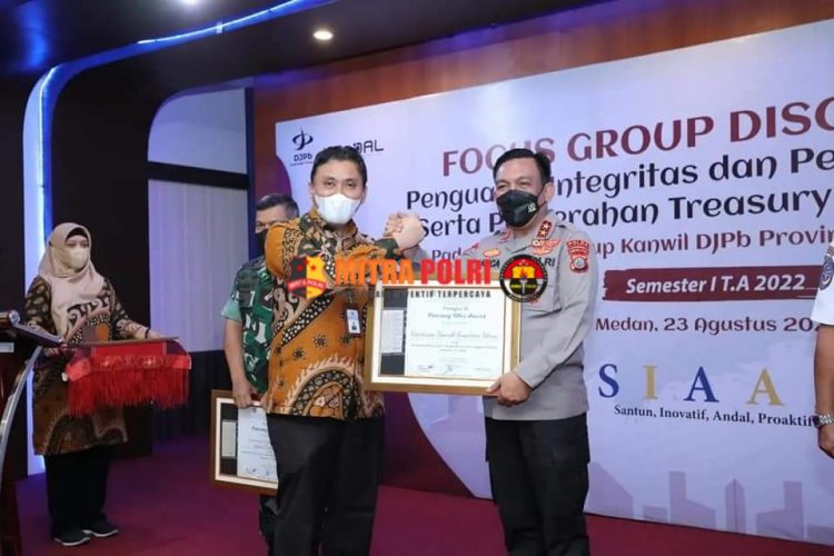 Polda Sumatera Utara menerima penghargaan "Treasury Ulos Award Semester I Tahun 2022"