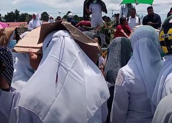 Aksi damai demo dan mogok kerja para tenaga honorer Sukala Rela pelayanan kesehatan (HSR) di Lapangan upacara depan kantor bupati kabupaten Aceh Utara
