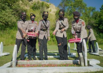 Personel Polwan Polres Lhokseumawe melakukan ziarah dan tabur bunga di Taman Makam Pahlawan (TMP) Blang Panyang
