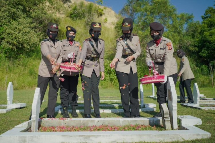 Personel Polwan Polres Lhokseumawe melakukan ziarah dan tabur bunga di Taman Makam Pahlawan (TMP) Blang Panyang