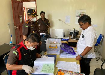 Tim Jaksa Penyidik Kejaksaan Negeri Sabang  melakukan penggeledahan di kantor Dinas Lingkungan Hidup dan Kebersihan (DLHK) Kota Sabang