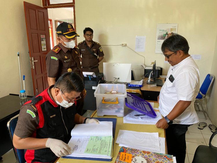 Tim Jaksa Penyidik Kejaksaan Negeri Sabang  melakukan penggeledahan di kantor Dinas Lingkungan Hidup dan Kebersihan (DLHK) Kota Sabang