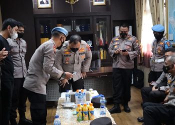 Kapolres Tanggamus AKBP Satya Widhy Widharyadi, S.I.K., M.K.P laksanakan test urine mendadak di ruang kerjanya