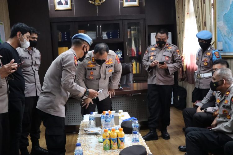 Kapolres Tanggamus AKBP Satya Widhy Widharyadi, S.I.K., M.K.P laksanakan test urine mendadak di ruang kerjanya