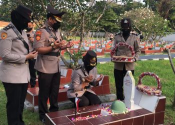 Polwan Polda Banten melaksanakan ziarah tabur bunga di Taman Makam Pahlawan (TMP) Ciceri Serang