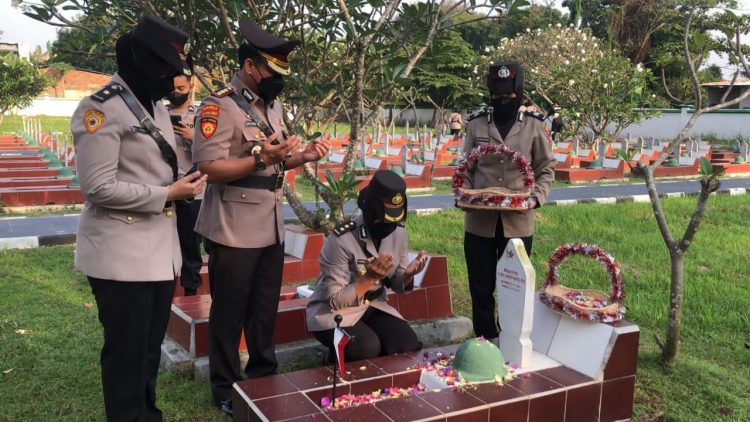 Polwan Polda Banten melaksanakan ziarah tabur bunga di Taman Makam Pahlawan (TMP) Ciceri Serang