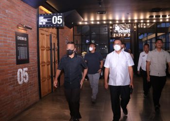 Kapolda Sumsel Irjen Pol Drs Toni Harmanto, M.H beserta para Pejabat Utama serta personil Polda Sumsel nonton bareng film sayap-sayap patah di Bioskop CGV Sosial Market