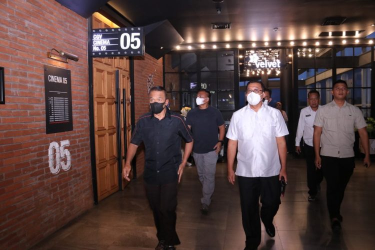 Kapolda Sumsel Irjen Pol Drs Toni Harmanto, M.H beserta para Pejabat Utama serta personil Polda Sumsel nonton bareng film sayap-sayap patah di Bioskop CGV Sosial Market