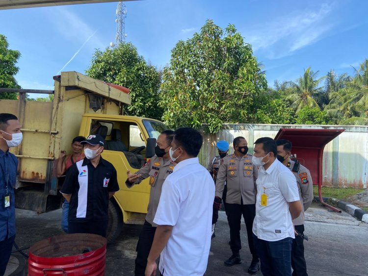 Personil Polres Pangkalpinang dipimpin langsung Kapolres Pangkalpinang melaksanakan giat monitoring ke SPBU di Wilayah hukum Pangkalpinang