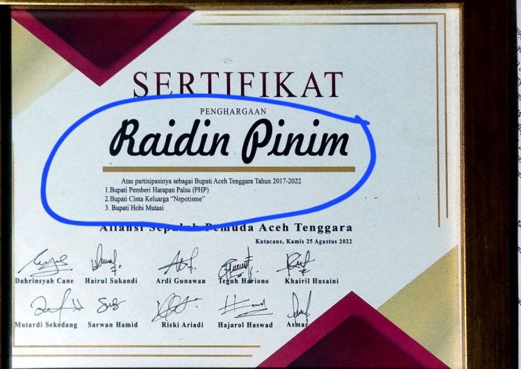 Aliansi Sepuluh Pemuda Aceh Tenggara menggelar aksi demo ke kantor bupati Aceh Tenggara