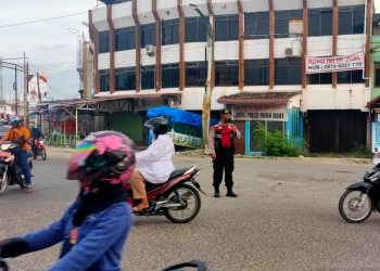 Tim Unit Reaksi Cepat (URC) Sat Samapta bersama personel Sat Lantas Polres Lhokseumawe melaksanakan strong poin atau penjagaan dan pengaturan lalu lintas