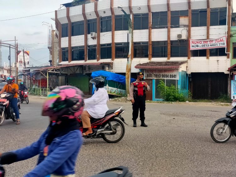 Tim Unit Reaksi Cepat (URC) Sat Samapta bersama personel Sat Lantas Polres Lhokseumawe melaksanakan strong poin atau penjagaan dan pengaturan lalu lintas