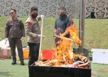 Kapolres Tangsel Turut Serta Memusnahkan Barang Bukti