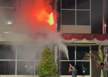Kebakaran di Lantai 2 bangunan kantor Direktorat Reserse Kriminal Khusus (Ditreskrimsus) yang berada di sisi kiri bangunan utama Mapolda Sumut