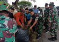 Prajurit TNI Kodim 0103/Aut bersama masyarakat berjibaku menciptakan lingkungan yang asri melalui gotong royong di seputaran wilayah Kota Lhokseumawe