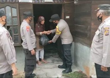 Polsek Seruway laksanakan giat Sarana Kontak berbagi Sembako Jum'at Berkah di beberapa Desa