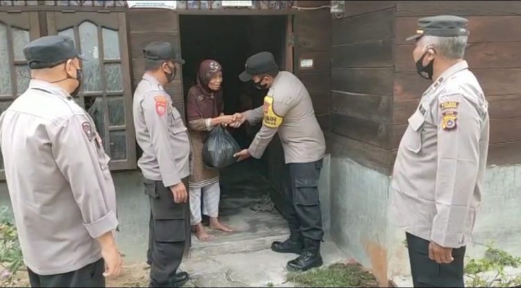 Polsek Seruway laksanakan giat Sarana Kontak berbagi Sembako Jum'at Berkah di beberapa Desa