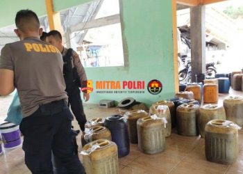Resmob Sat Reskrim Polres Toba mengamankan Penimbunan BBM jenis Solar yang diduga subsidi