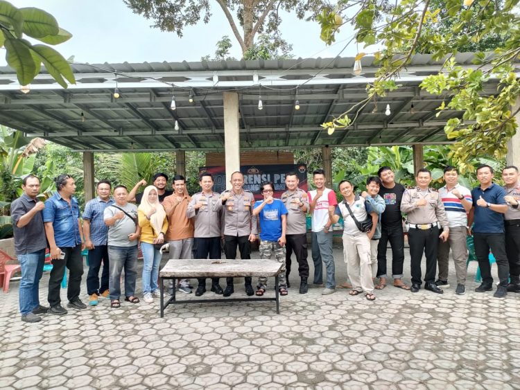 Kapolres Bangka Barat AKBP Catur Prasetiyo S.I.K. melaksanakan tatap muka dengan seluruh wartawan Bangka Barat yang bertempat di Warkop K3