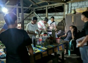 Tim Resmob Polres Kepulauan Sangihe mengamankan seorang warga yang kedapatan sedang melakukan rekapan judi toto gelap (togel), di Kampung Petta