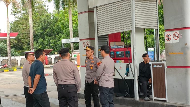 Kapolres Bangka Barat, AKBP Catur Prasetiyo S.I.K, turun langsung melakukan sidak di sejumlah SPBU