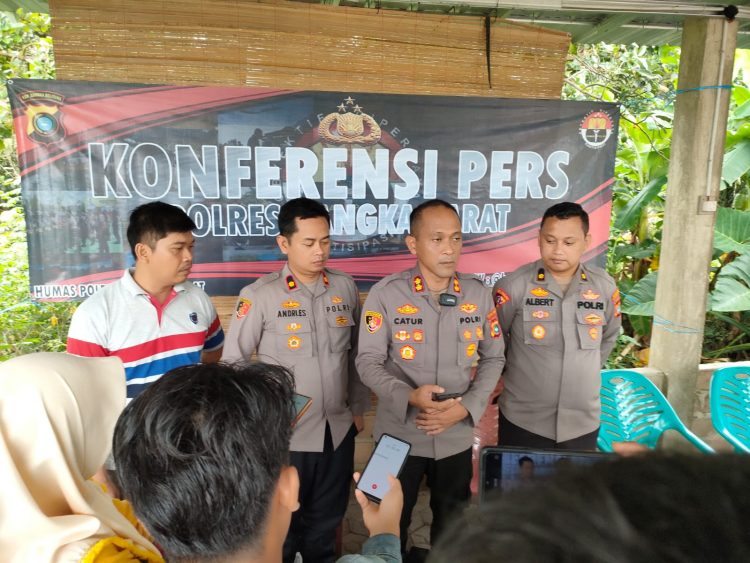 Kapolres Bangka Barat AKBP Catur Prasetiyo S.I.K saat menggelar konferensi pers di damping PJU Polres Bangka Barat