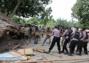 Personil gabungan Polri dan Pemkab Deliserdang lakukan penindakan ke tempat peredaran narkoba dan perjudian di Desa Namo Rube Julu, Kecamatan Kutalimbaru