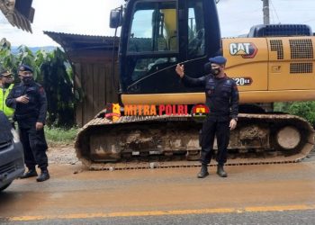 Personil Batalyon B Brimob Polda Sumut, melaksanakan kegiatan respon cepat evakuasi dan pengamanan jalur dalam rangka terjadinya bencana alam tanah longsor