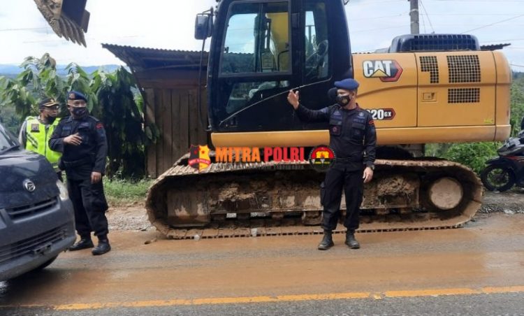 Personil Batalyon B Brimob Polda Sumut, melaksanakan kegiatan respon cepat evakuasi dan pengamanan jalur dalam rangka terjadinya bencana alam tanah longsor