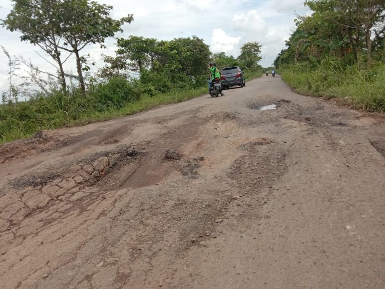 Kondisi Jalan Simpang Opi Desa Babatan Saudagar Kecamatan Pemulutan Kabupaten Ogan Ilir