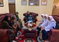 Nilawati Alamsyah ibu dari Khaidir anak Asuh yatim Dandim 0103/Aut melaksanakan Silaturahmi di Kediaman Dandim 0103/Aceh Utara Letkol Inf Hendrasari Nurhono S.I.P., M.I.P.,