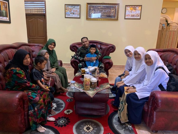 Nilawati Alamsyah ibu dari Khaidir anak Asuh yatim Dandim 0103/Aut melaksanakan Silaturahmi di Kediaman Dandim 0103/Aceh Utara Letkol Inf Hendrasari Nurhono S.I.P., M.I.P.,