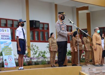 Kasat Binmas Polres Dairi AKP Yan H. Ujung melakukan Goes To School menjadi Inspektur Upacara Bendera di SMP Negeri 1 Sidikalang