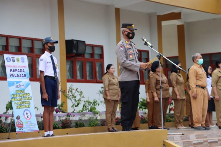 Kasat Binmas Polres Dairi AKP Yan H. Ujung melakukan Goes To School menjadi Inspektur Upacara Bendera di SMP Negeri 1 Sidikalang